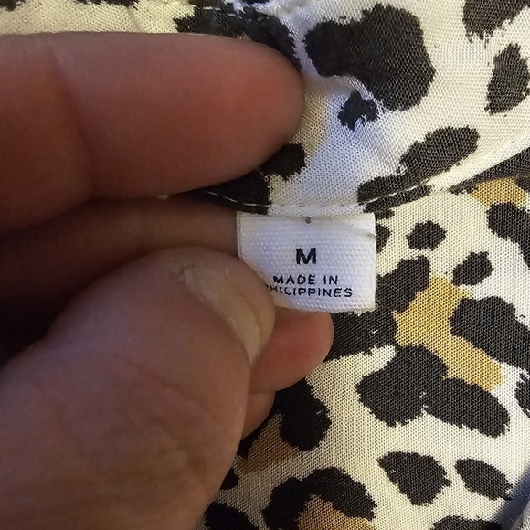 GAP 100% Viscose Animal print long sleeve button down top Size Medium - Picture 3 of 11